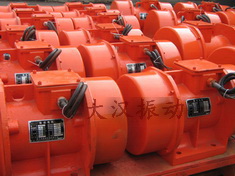 YZS振動(dòng)電機(jī)：加裝防護(hù)外殼，密封性強(qiáng)不易損壞。