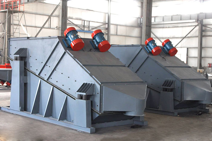 ZSG礦用振動(dòng)篩采用雙電機(jī)振動(dòng)，電機(jī)位置安裝在頂部，便于更好的傳遞振動(dòng)力。